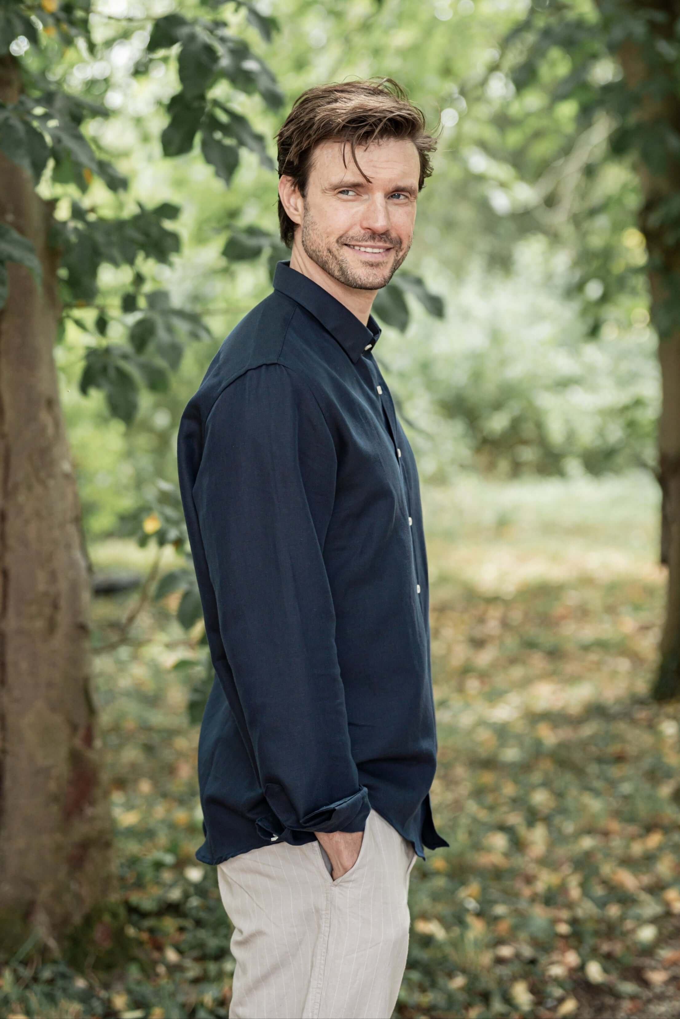 Two VARRO Relaxed Shirts laid flat — one in light mist blue and one in deep midnight navy, showcasing breathable hemp-cotton-merino blend fabric and neutral ivory buttons.