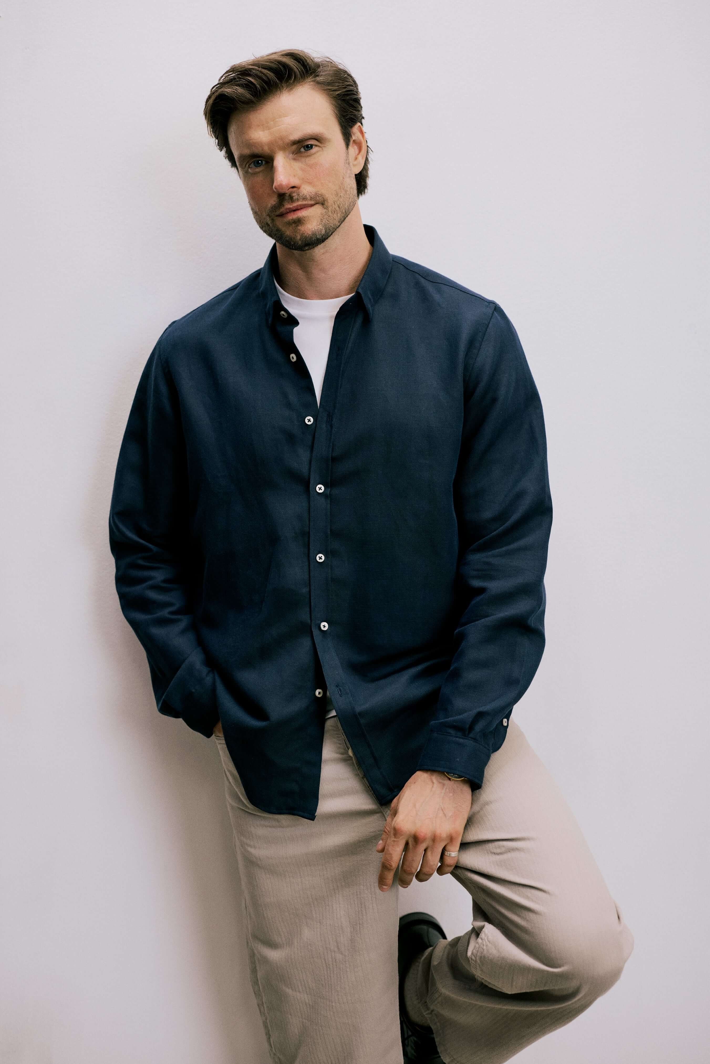 Man wearing VARRO Evelyn Mist Blue shirt in hemp cotton merino blend, relaxed fit, hidden button-down collar, side view.