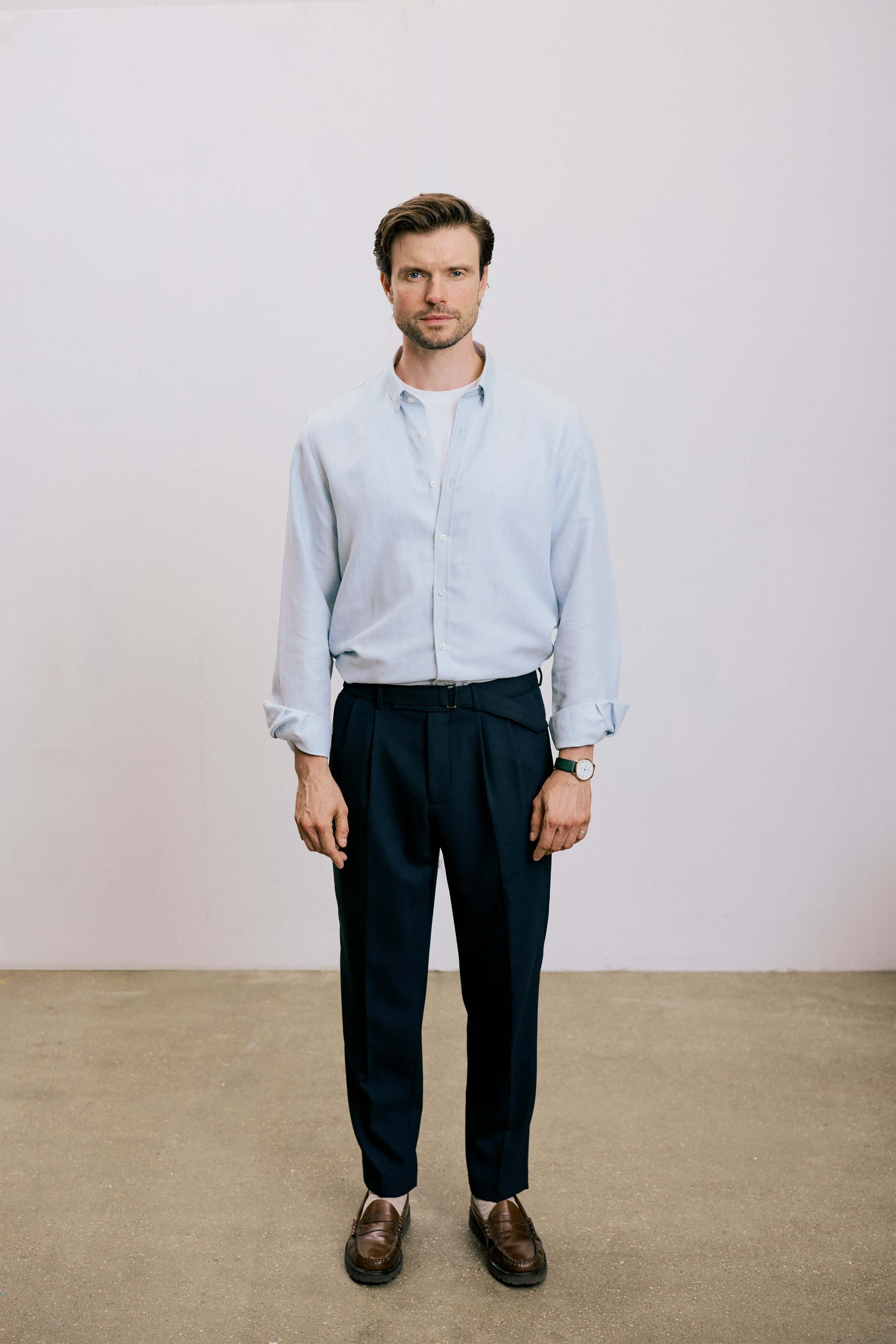 VARRO Evelyn Mist Blue shirt in relaxed fit, long sleeve, hidden button-down collar, modeled front view.