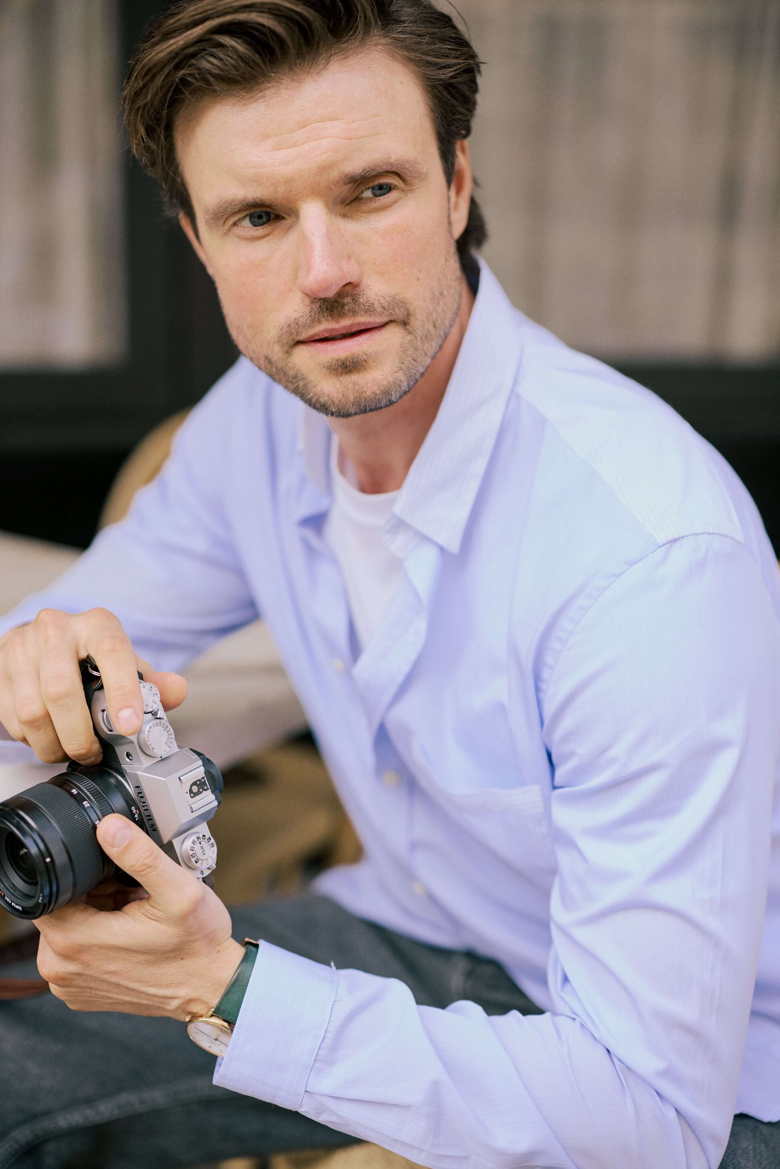 VARRO Rogers Sky Blue Patch Stripe Poplin Shirt — Man holding a camera, wearing long sleeve shirt with contrast collar.