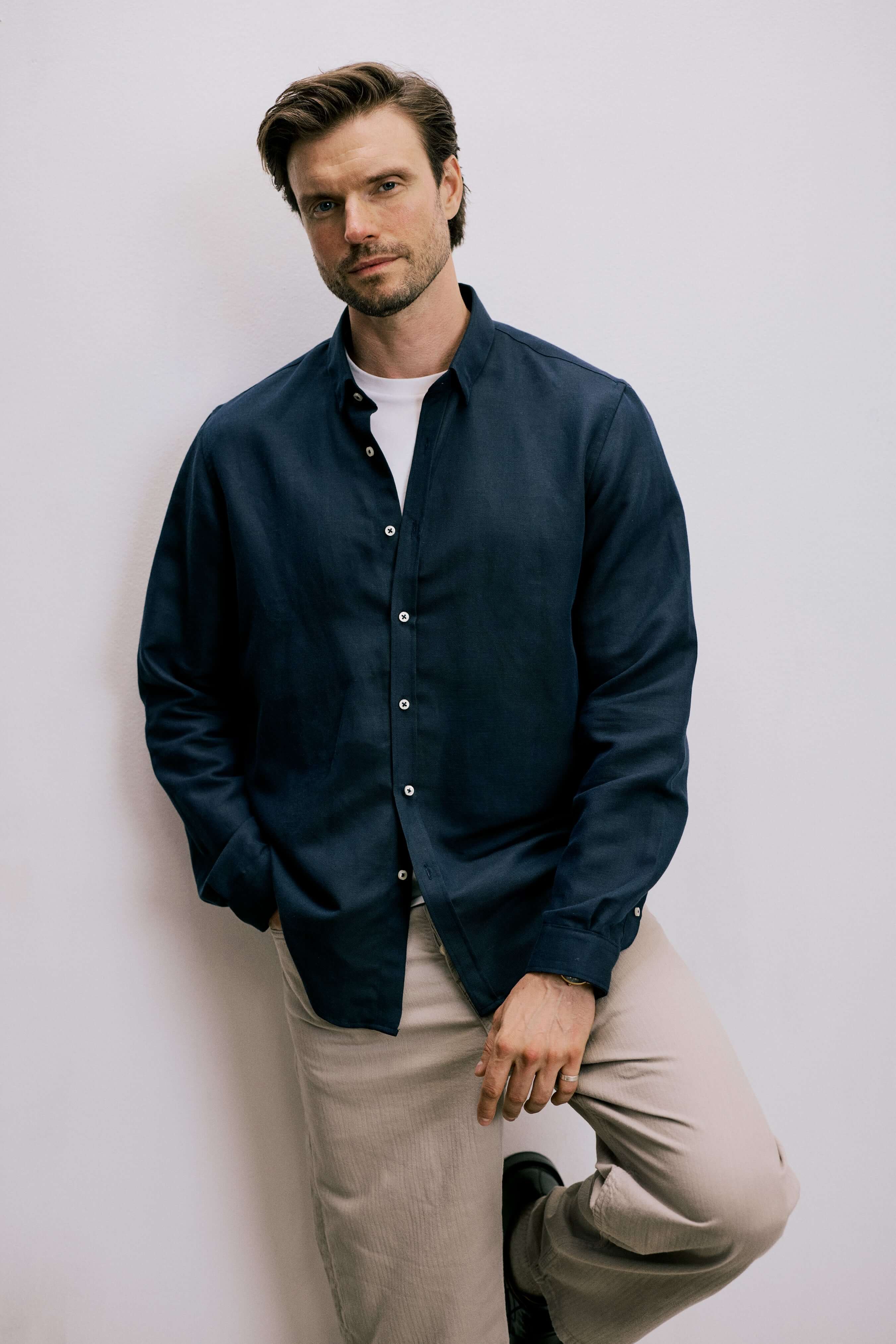 Man wearing VARRO Evelyn Mist Blue shirt in hemp cotton merino blend, relaxed fit, hidden button-down collar, side view.